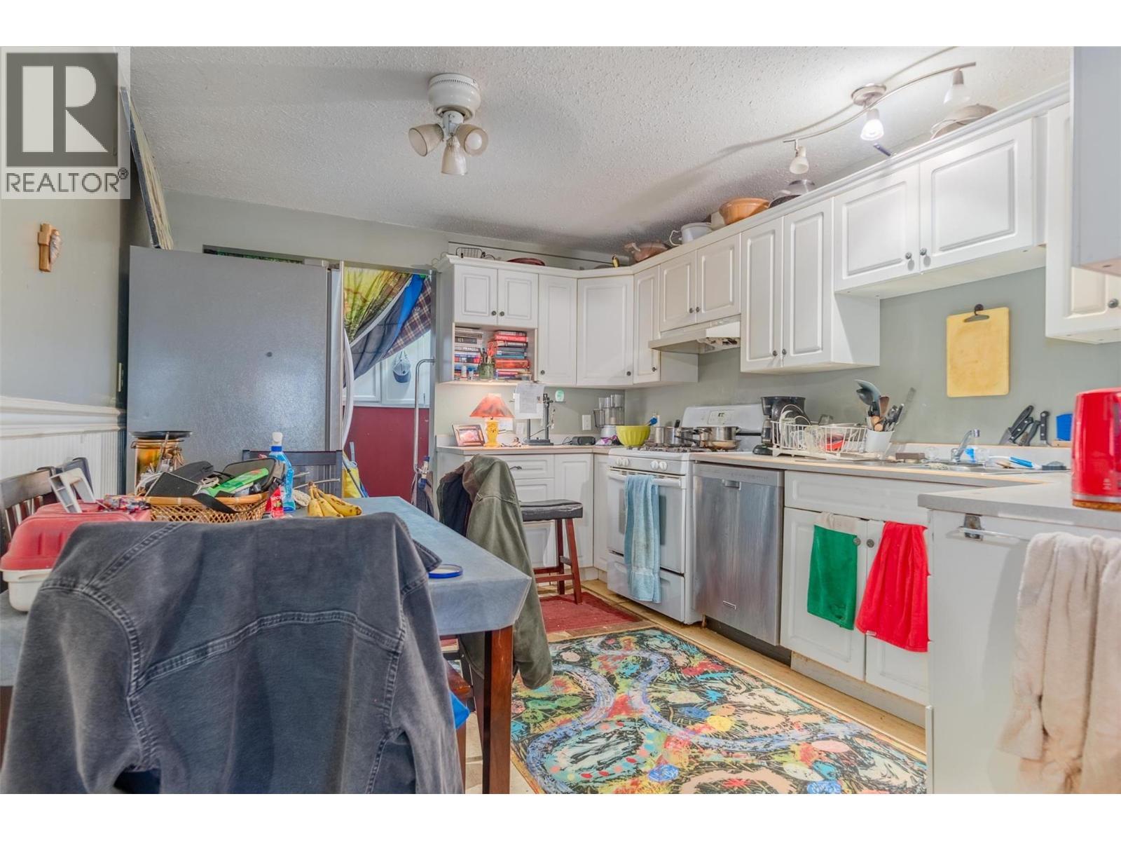 1976 Watson Lane, Fruitvale, BC - Indoor Photo Showing Kitchen