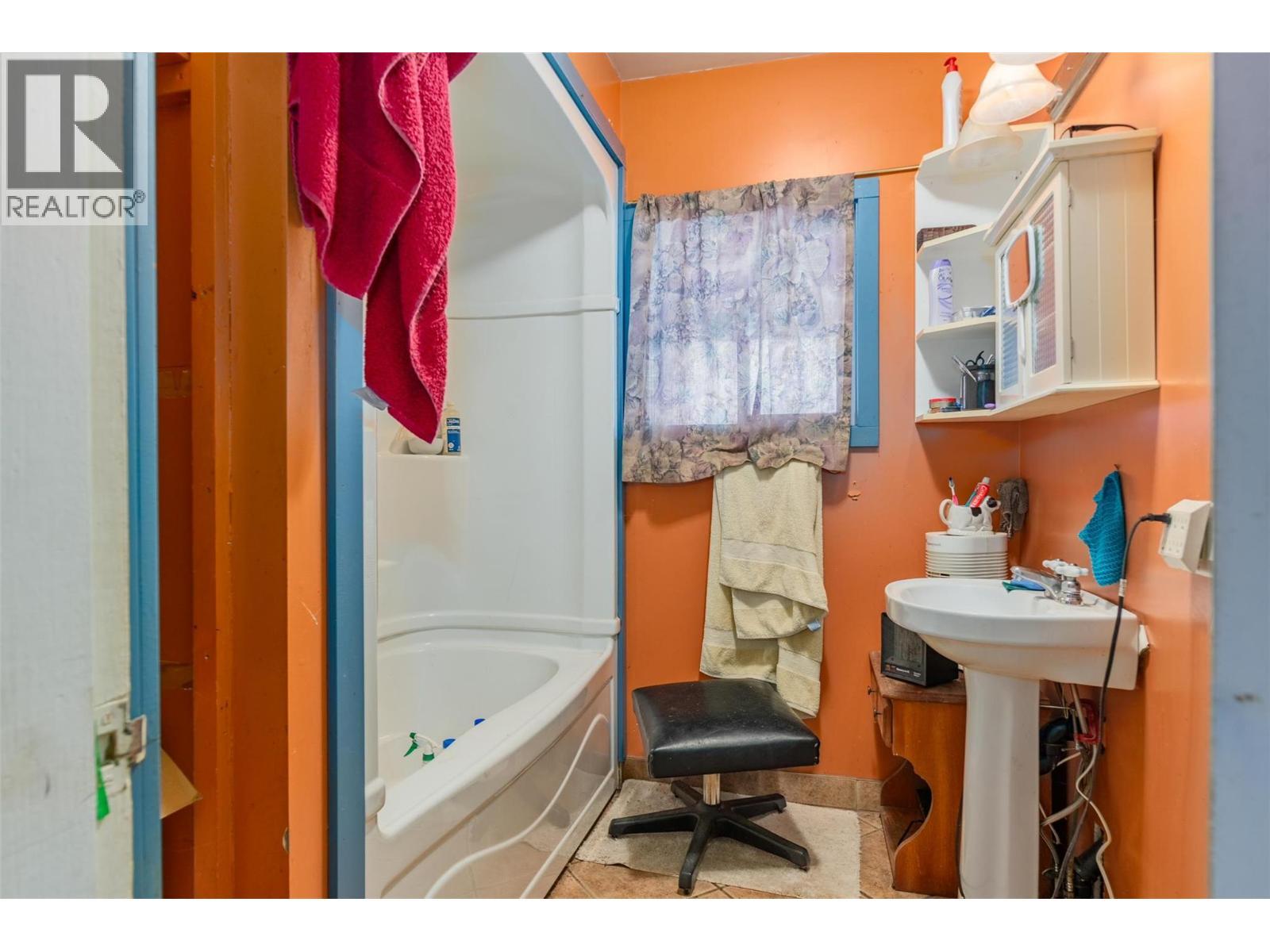 1976 Watson Lane, Fruitvale, BC - Indoor Photo Showing Bathroom