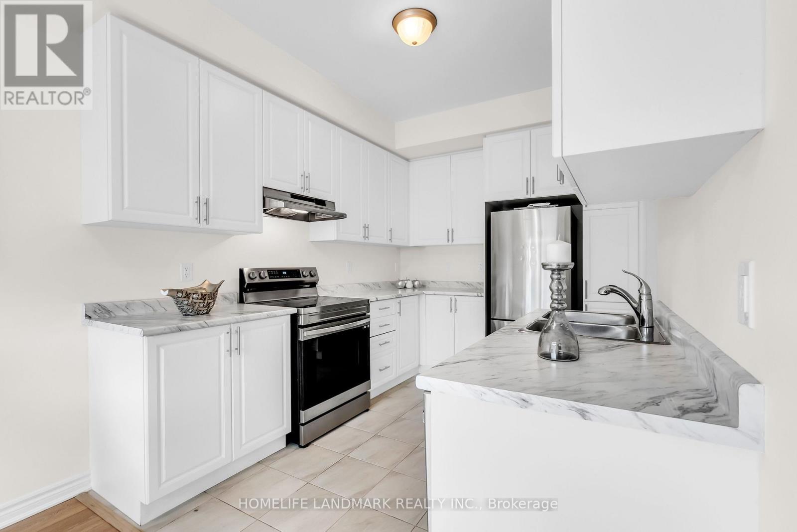 21 Sapphire Way, Thorold, ON - Indoor Photo Showing Kitchen With Double Sink