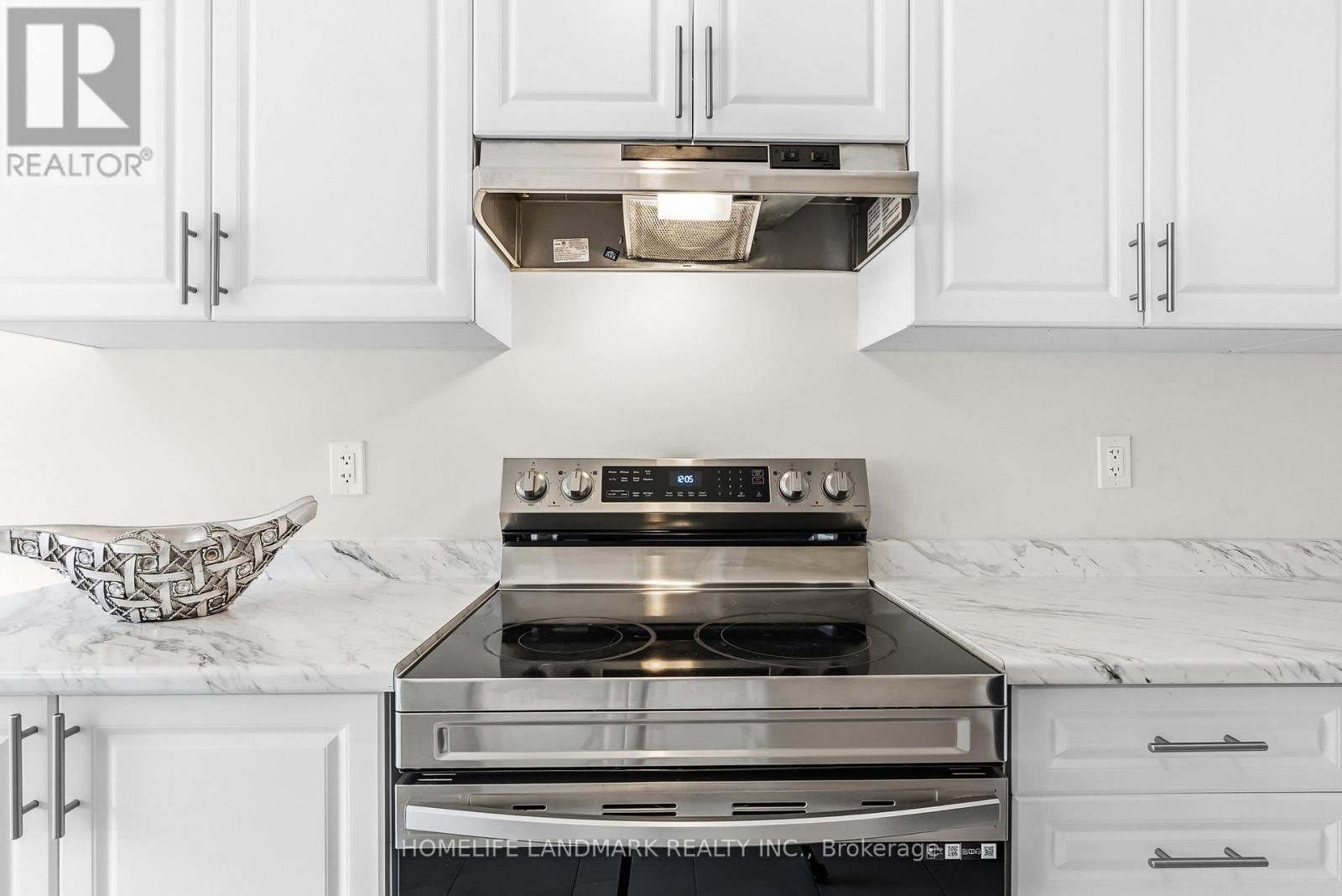 21 Sapphire Way, Thorold, ON - Indoor Photo Showing Kitchen