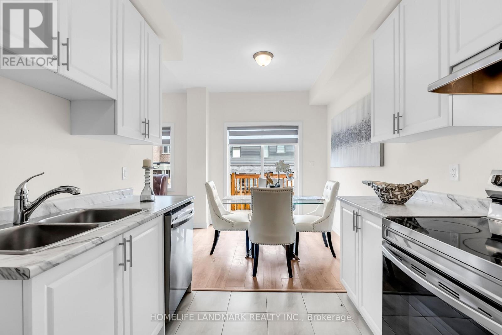 21 Sapphire Way, Thorold, ON - Indoor Photo Showing Kitchen With Double Sink With Upgraded Kitchen