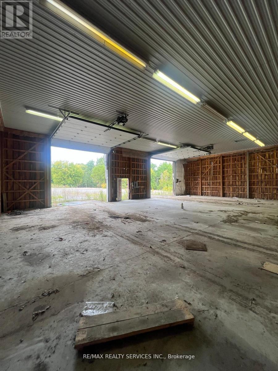 2178 Highway 6, Hamilton, ON - Photo Showing Garage