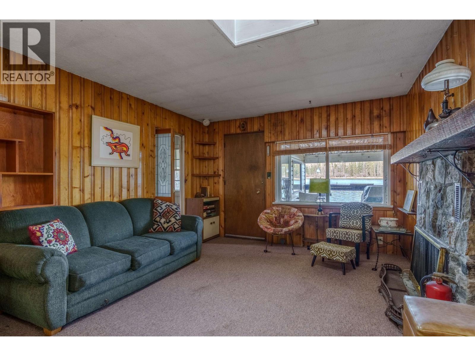 7547 Edall Bay Road, Sheridan Lake, BC - Indoor Photo Showing Living Room