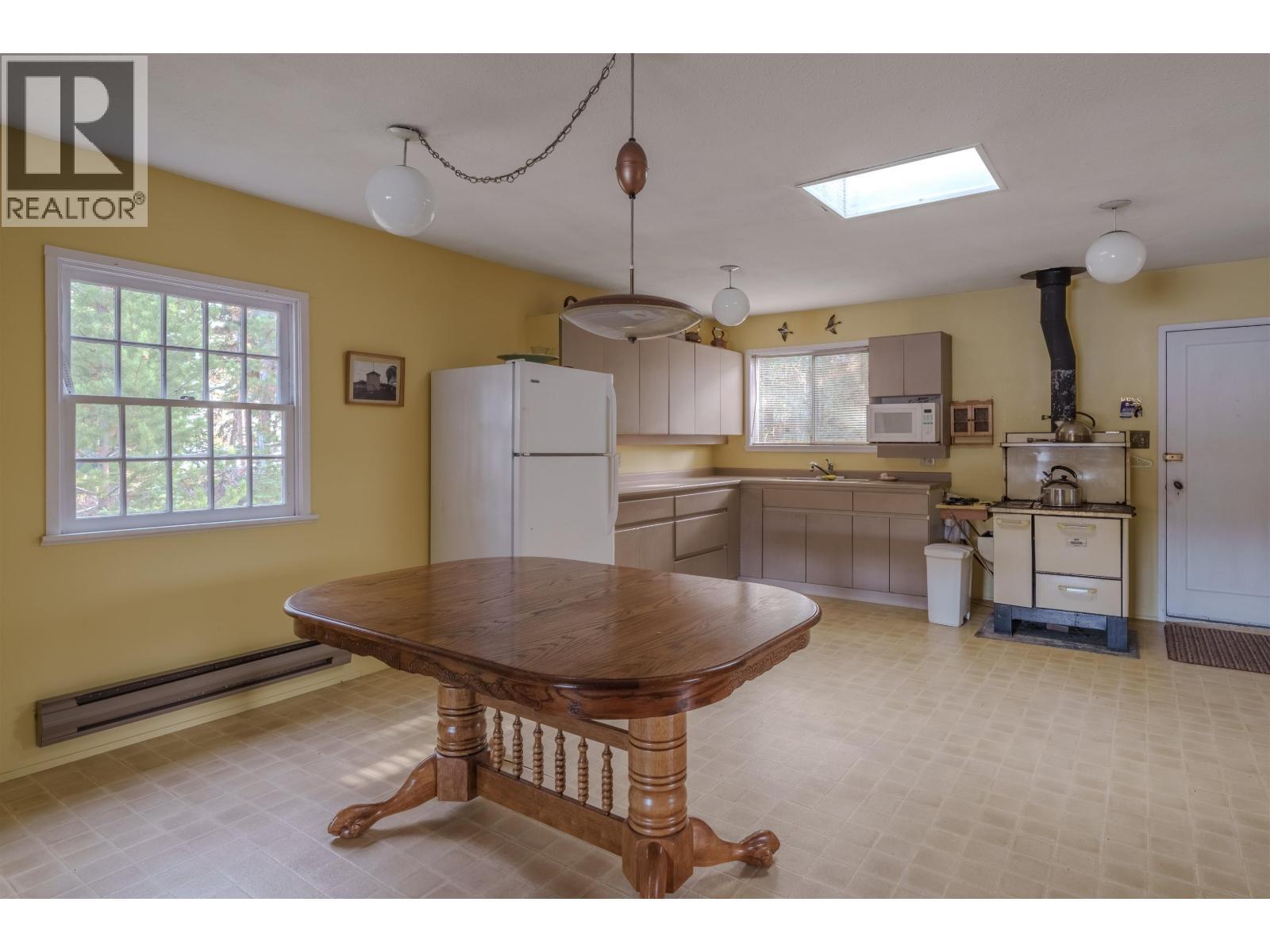 7547 Edall Bay Road, Sheridan Lake, BC - Indoor Photo Showing Kitchen
