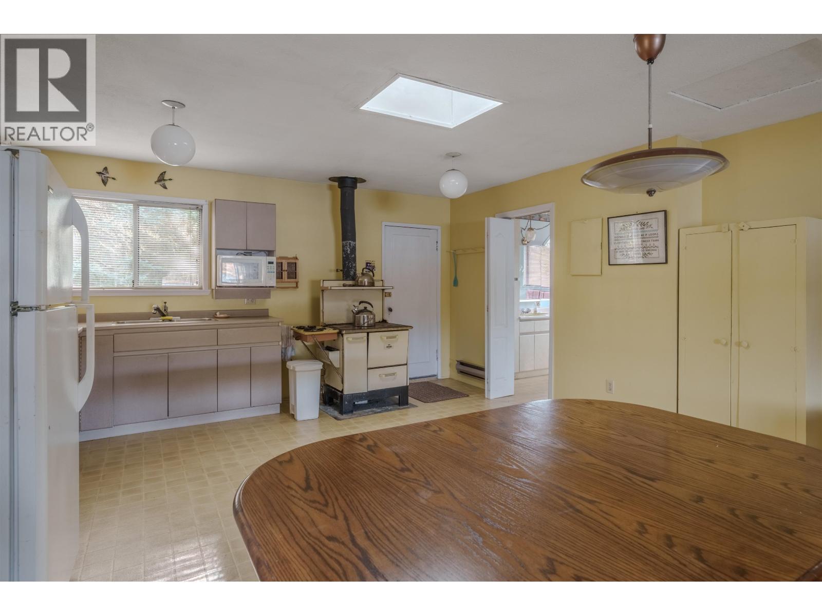 7547 Edall Bay Road, Sheridan Lake, BC - Indoor Photo Showing Kitchen