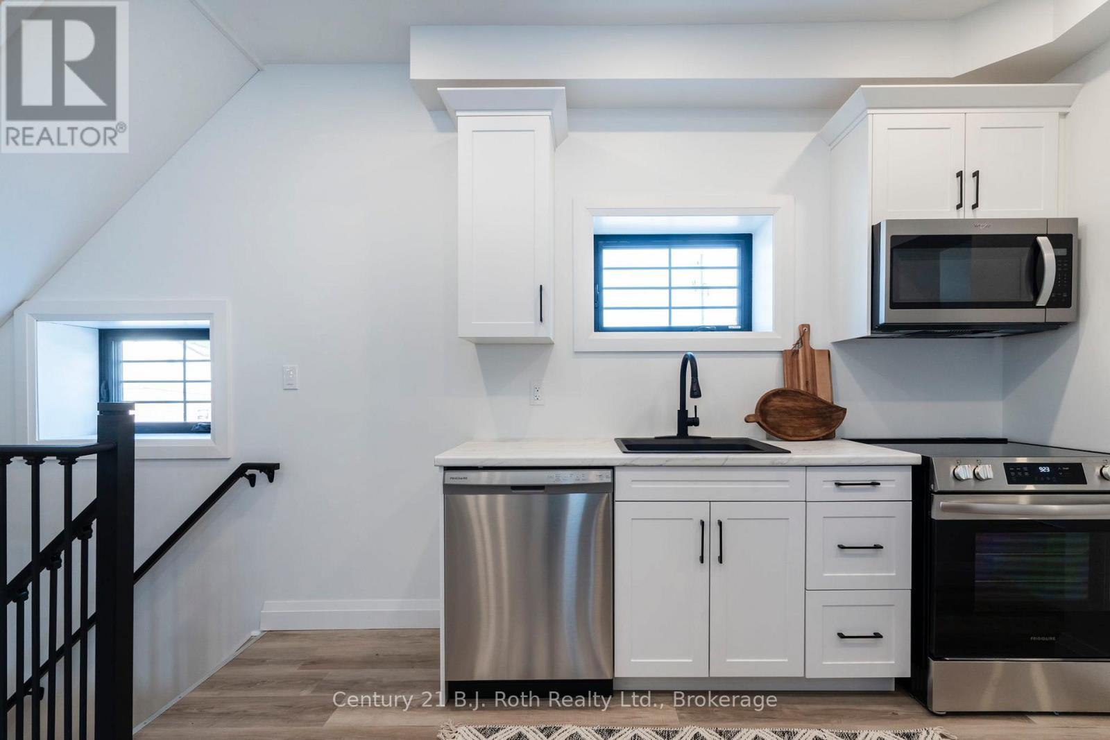 Kitchen - 339 First Street, Midland, ON