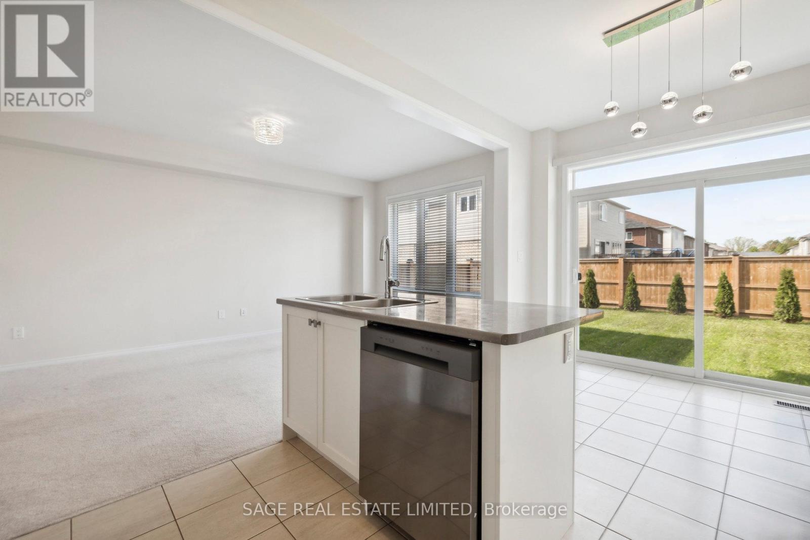 5 Legacy Lane, Thorold, ON - Indoor Photo Showing Kitchen With Double Sink