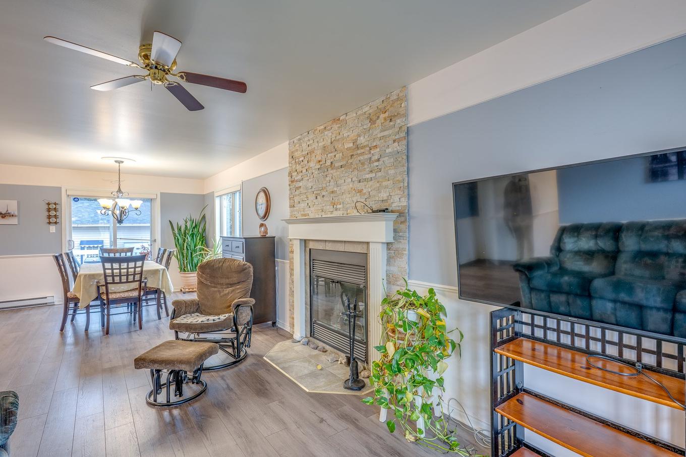 Vue d'ensemble - 400 Rue Du Clos-Des-Réas, Prévost, QC - Indoor Photo Showing Living Room With Fireplace