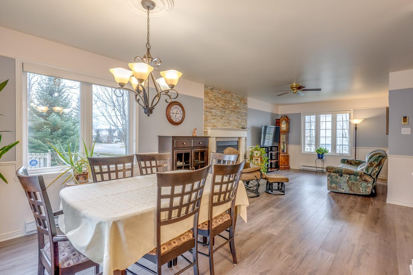 Vue d'ensemble - 400 Rue Du Clos-Des-Réas, Prévost, QC - Indoor Photo Showing Dining Room With Fireplace