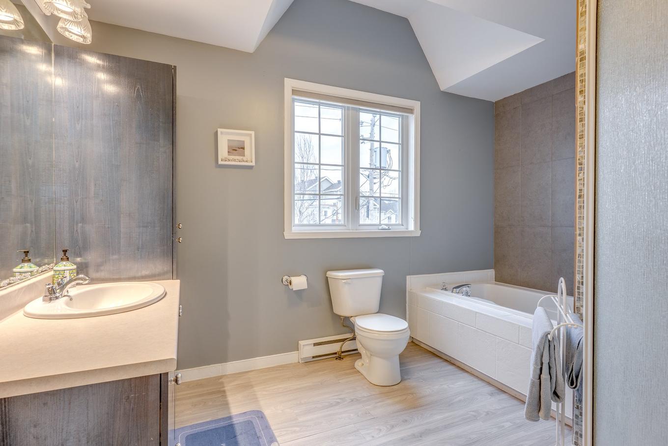 Salle de bains - 400 Rue Du Clos-Des-Réas, Prévost, QC - Indoor Photo Showing Bathroom