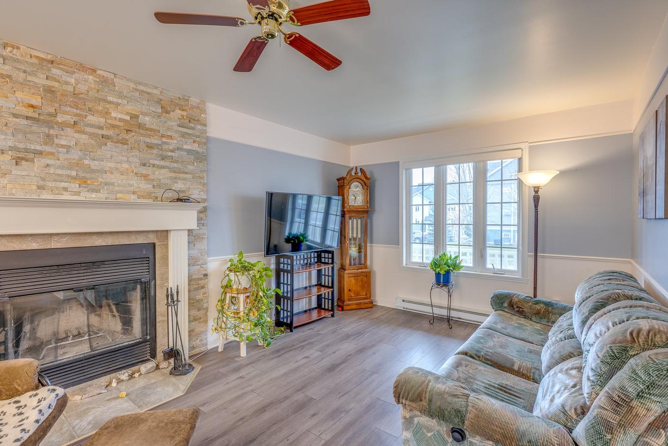 Salon - 400 Rue Du Clos-Des-Réas, Prévost, QC - Indoor Photo Showing Living Room With Fireplace