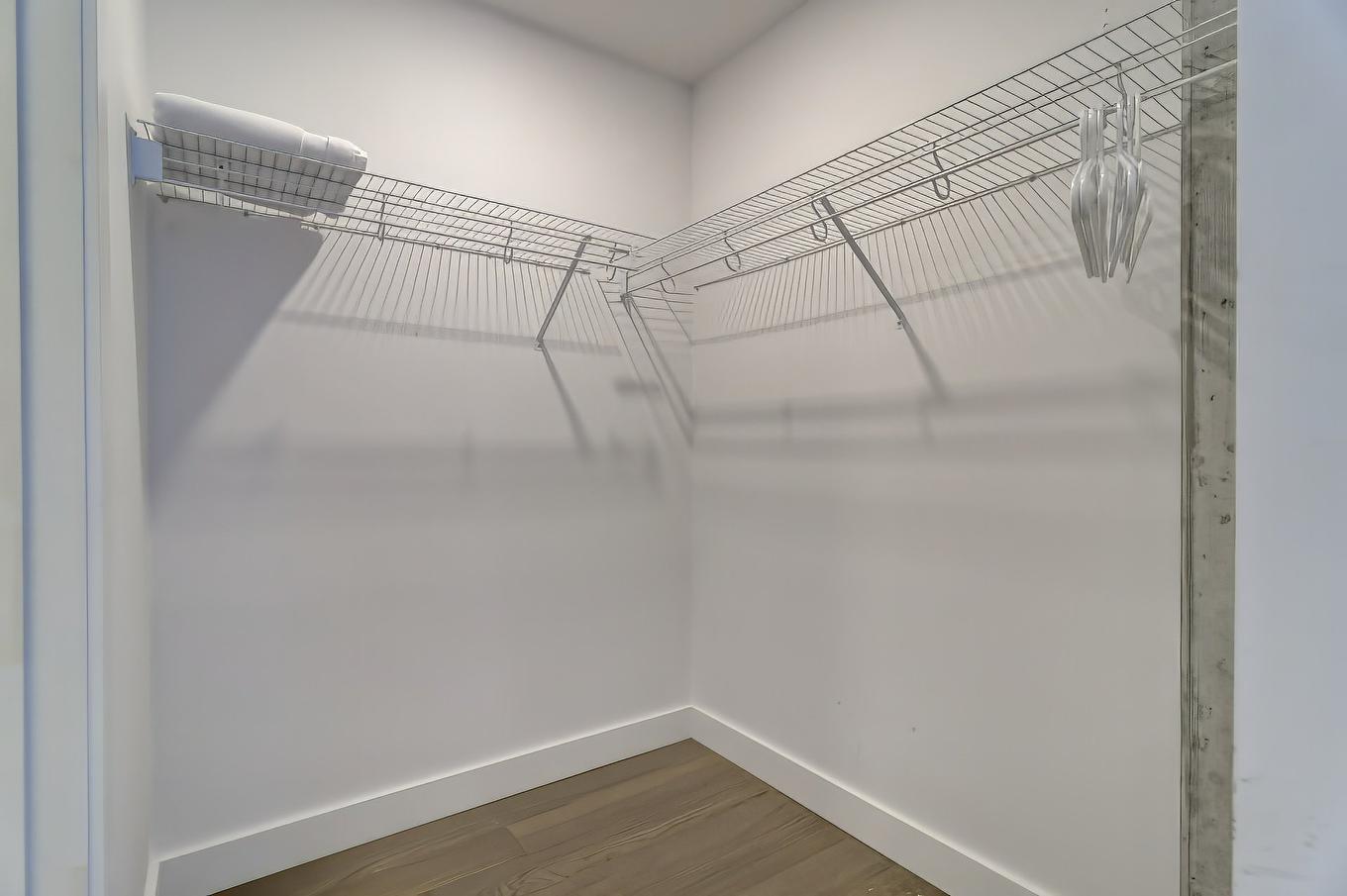 Walk-in closet - 406-1900 Rue Suzanne-Coallier, Montréal (Saint-Laurent), QC - Indoor With Storage