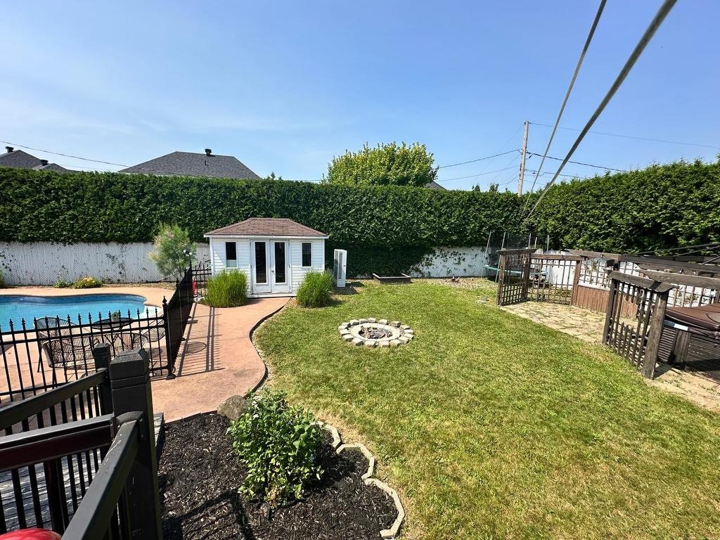 Jardin - 18 Place De Fontenay, Sainte-Julie, QC - Outdoor