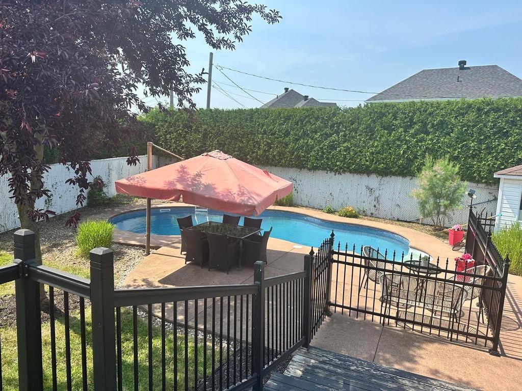 Jardin - 18 Place De Fontenay, Sainte-Julie, QC - Outdoor With In Ground Pool With Backyard