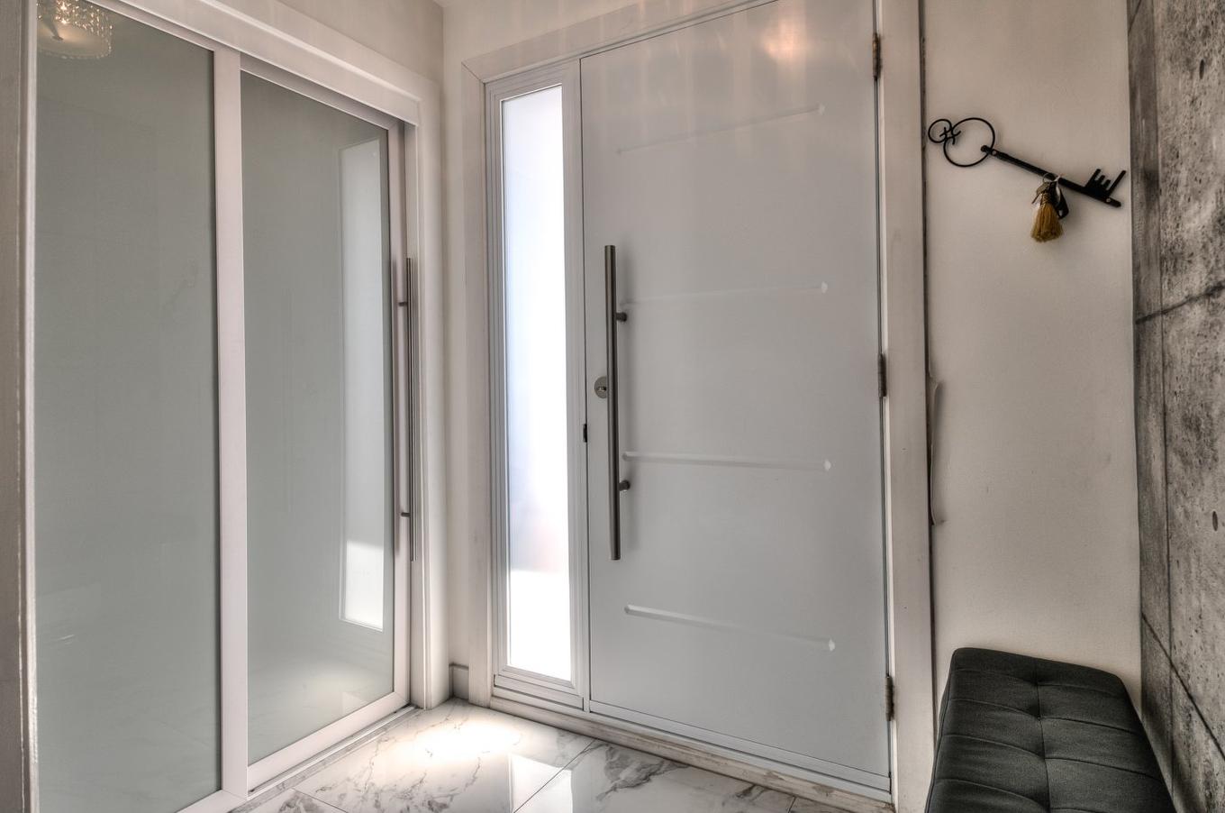 Hall d'entrée/Vestibule - 18 Place De Fontenay, Sainte-Julie, QC - Indoor Photo Showing Bathroom