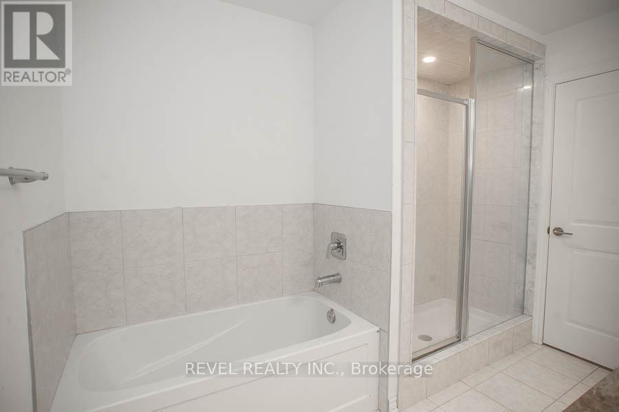 7 Poole Street, Brantford, ON - Indoor Photo Showing Bathroom