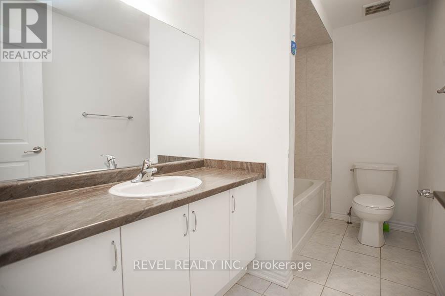 7 Poole Street, Brantford, ON - Indoor Photo Showing Bathroom