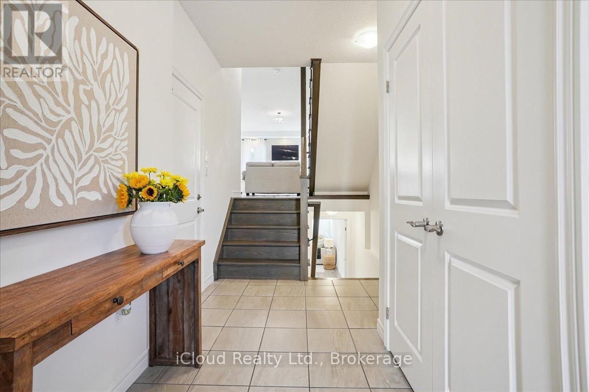 136 Dunrobin Lane, Grimsby, ON - Indoor Photo Showing Other Room