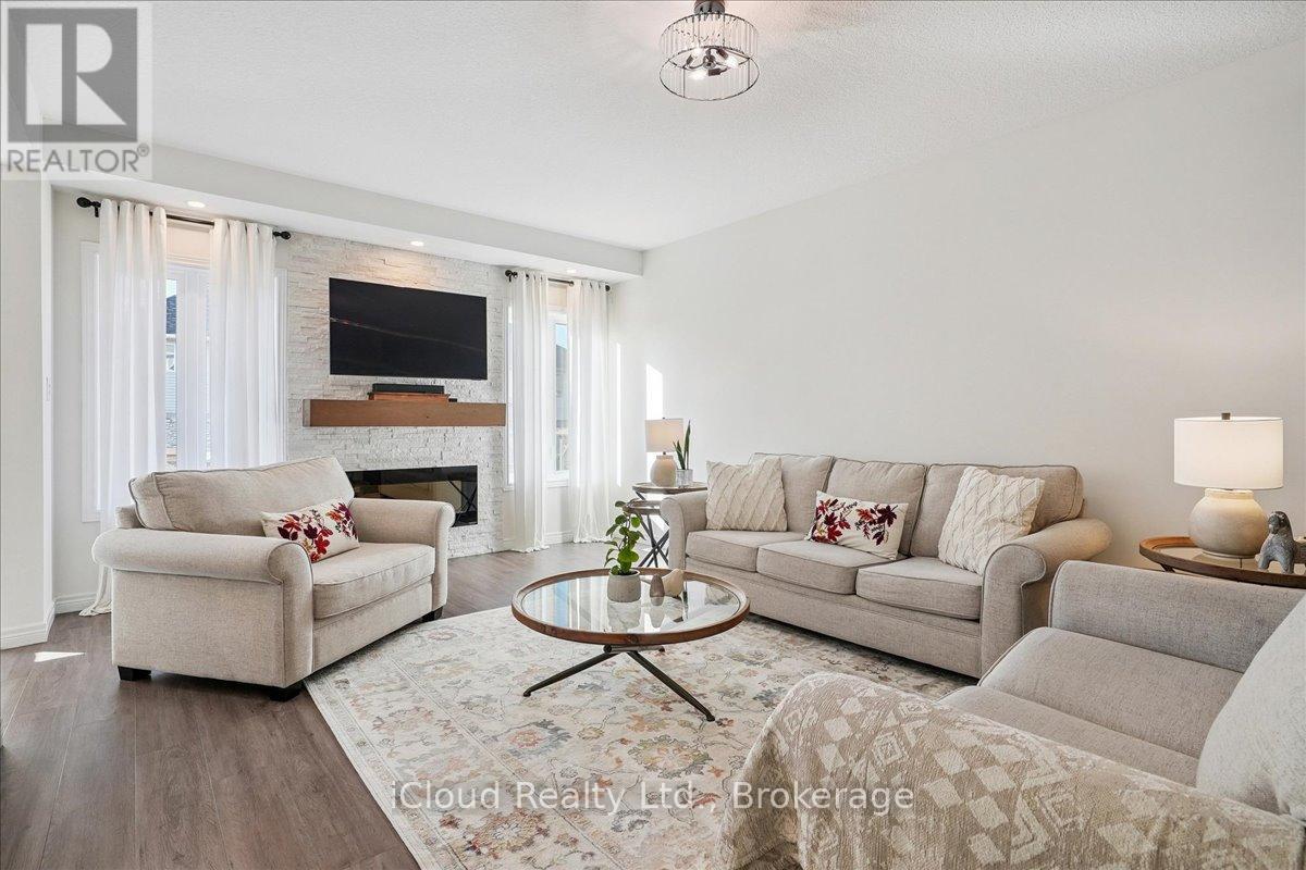 136 Dunrobin Lane, Grimsby, ON - Indoor Photo Showing Living Room With Fireplace