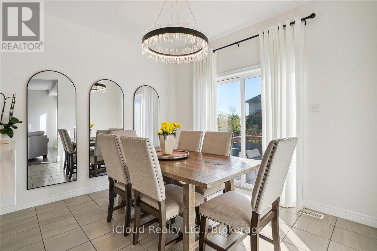 136 Dunrobin Lane, Grimsby, ON - Indoor Photo Showing Dining Room
