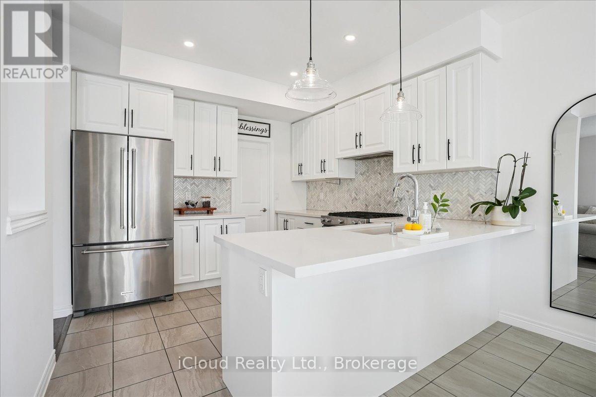 136 Dunrobin Lane, Grimsby, ON - Indoor Photo Showing Kitchen With Upgraded Kitchen