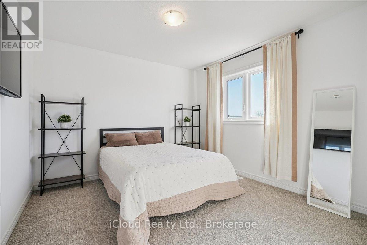 136 Dunrobin Lane, Grimsby, ON - Indoor Photo Showing Bedroom