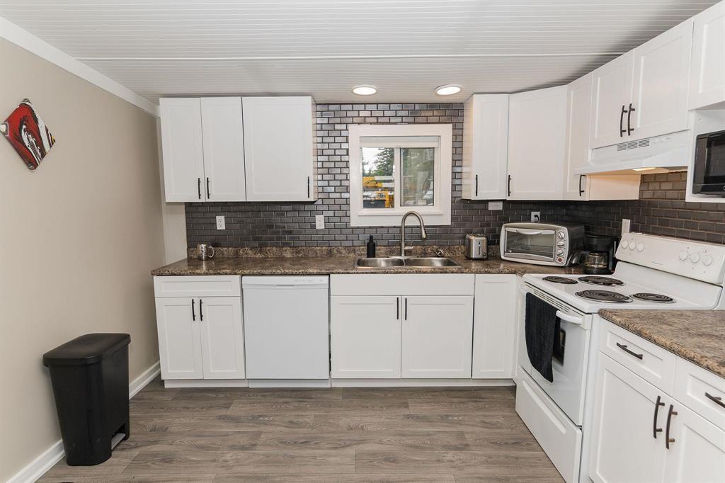 8 Mobile Street, Carman, MB - Indoor Photo Showing Kitchen