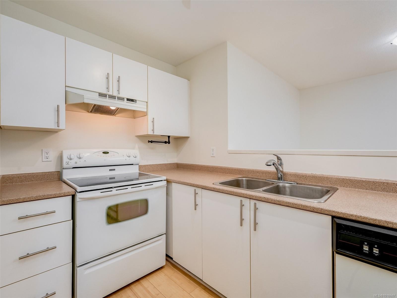 405-2529 Wark St, Victoria, BC - Indoor Photo Showing Kitchen With Double Sink