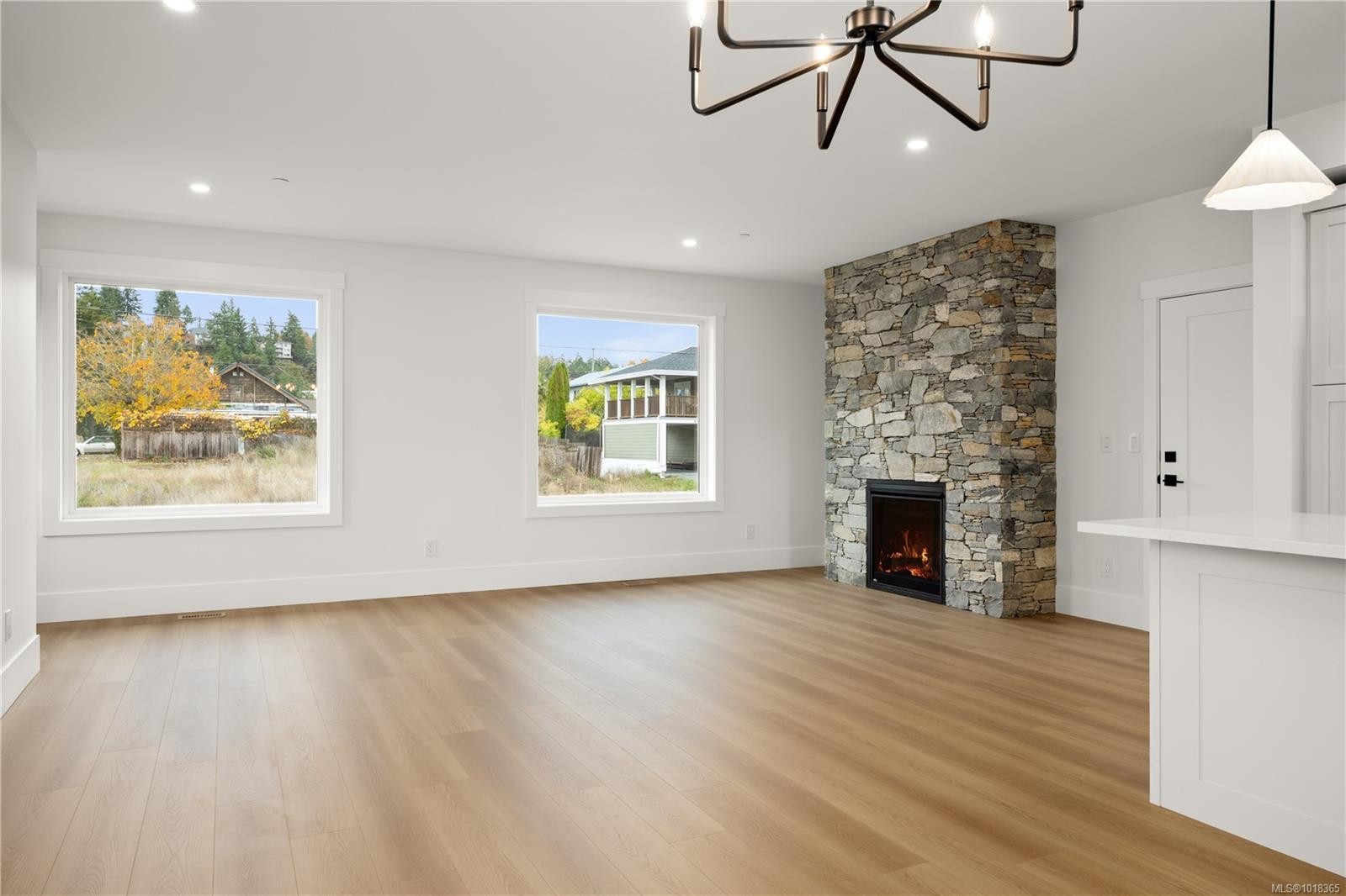 4193 Corunna Ave, Nanaimo, BC - Indoor Photo Showing Living Room With Fireplace