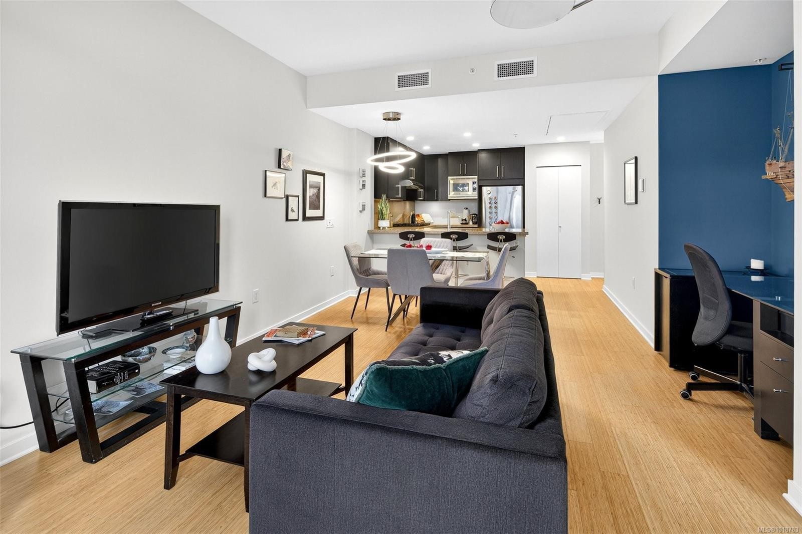 308-373 Tyee Rd, Victoria, BC - Indoor