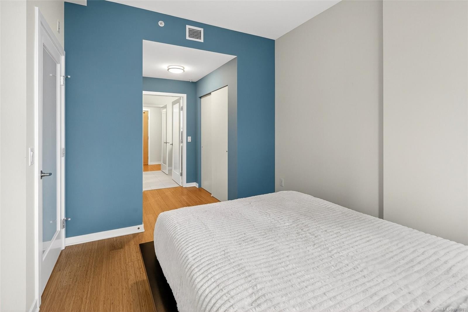 308-373 Tyee Rd, Victoria, BC - Indoor Photo Showing Bedroom