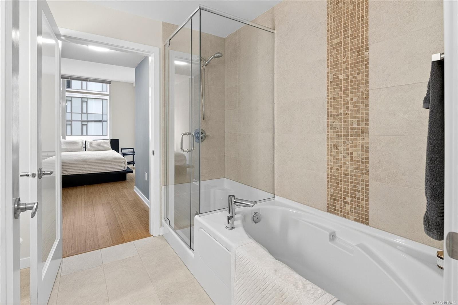 308-373 Tyee Rd, Victoria, BC - Indoor Photo Showing Bathroom