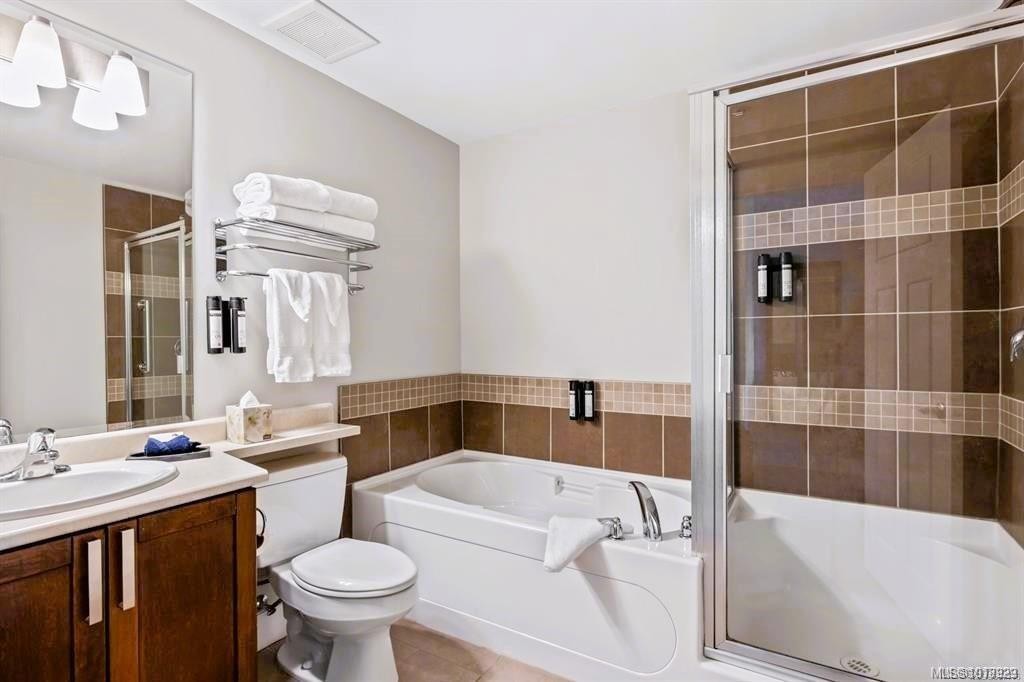 213D-1730 Riverside Lane, Courtenay, BC - Indoor Photo Showing Bathroom