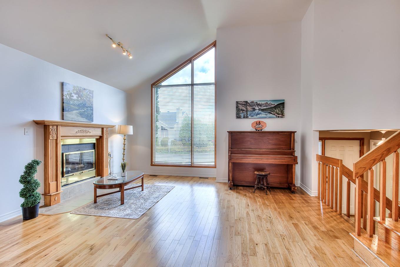 Living room - 891 Rue Nelan, Longueuil (Greenfield Park), QC - Indoor Photo Showing Living Room With Fireplace