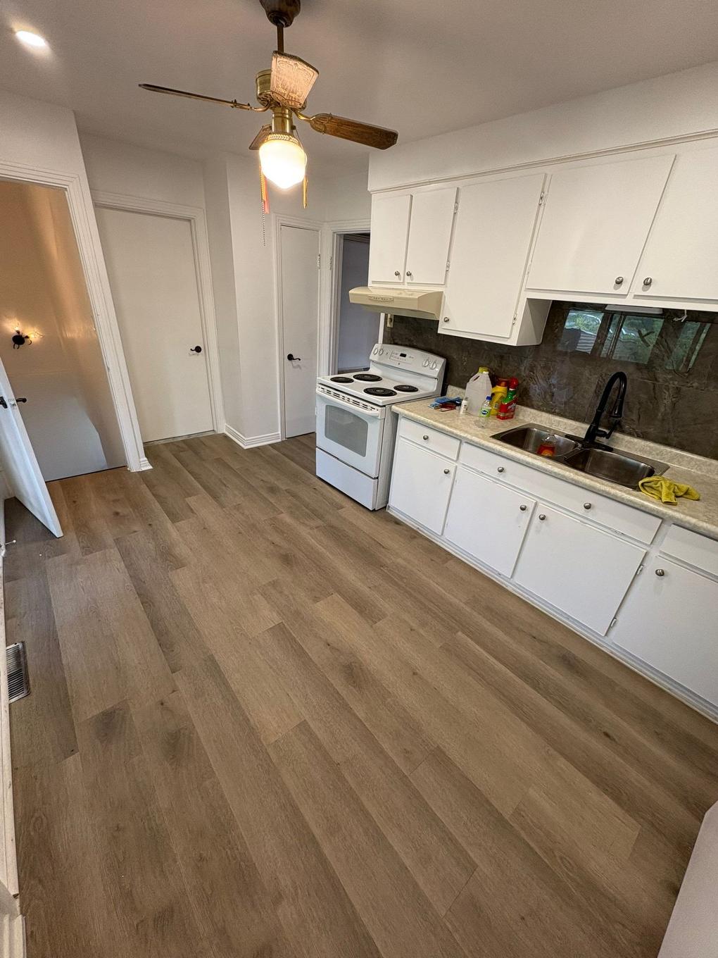 Cuisine - 10515 Av. Garon, Montréal (Montréal-Nord), QC - Indoor Photo Showing Kitchen With Double Sink