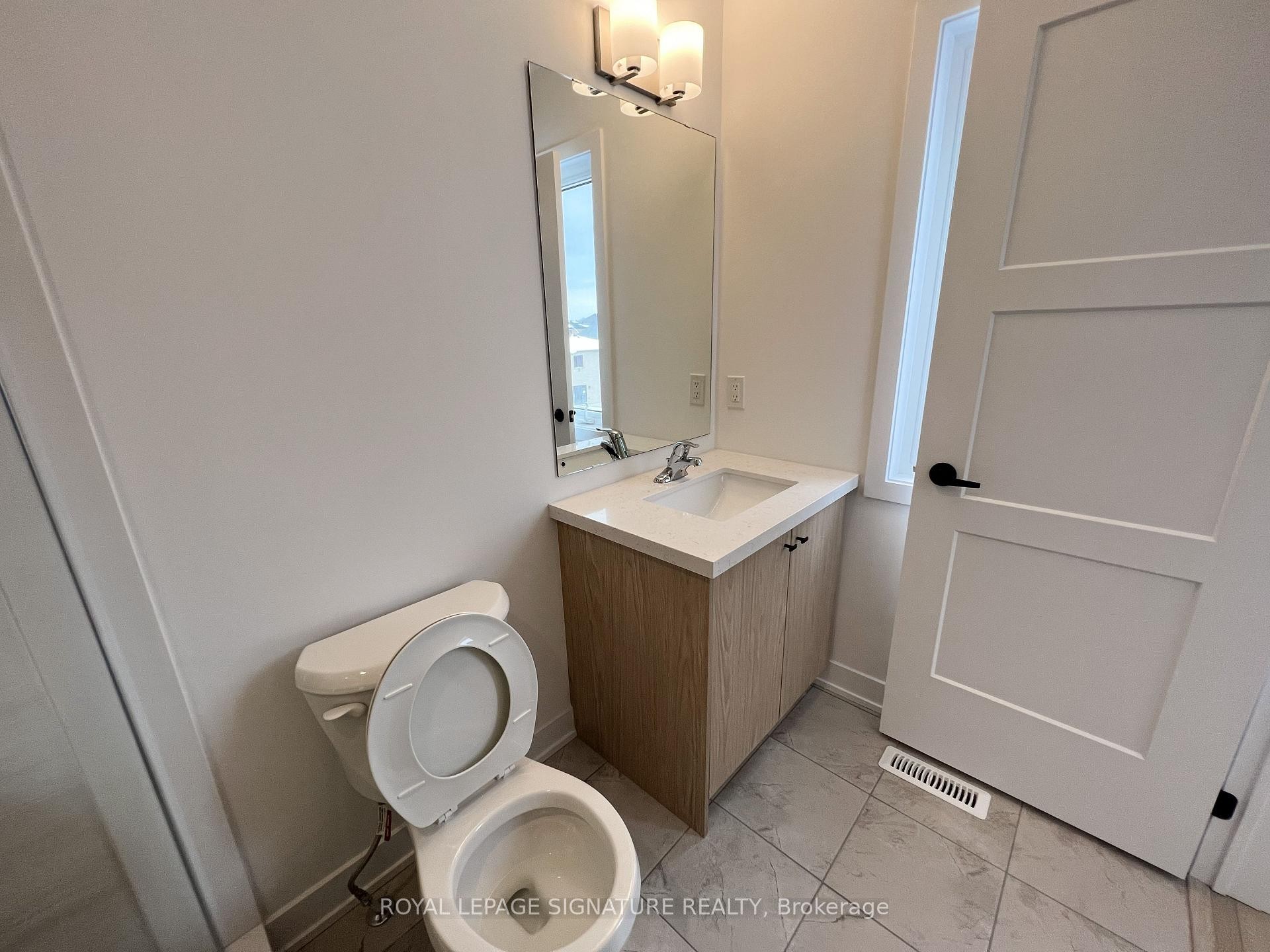 21 Hay Lane, Barrie, ON - Indoor Photo Showing Bathroom