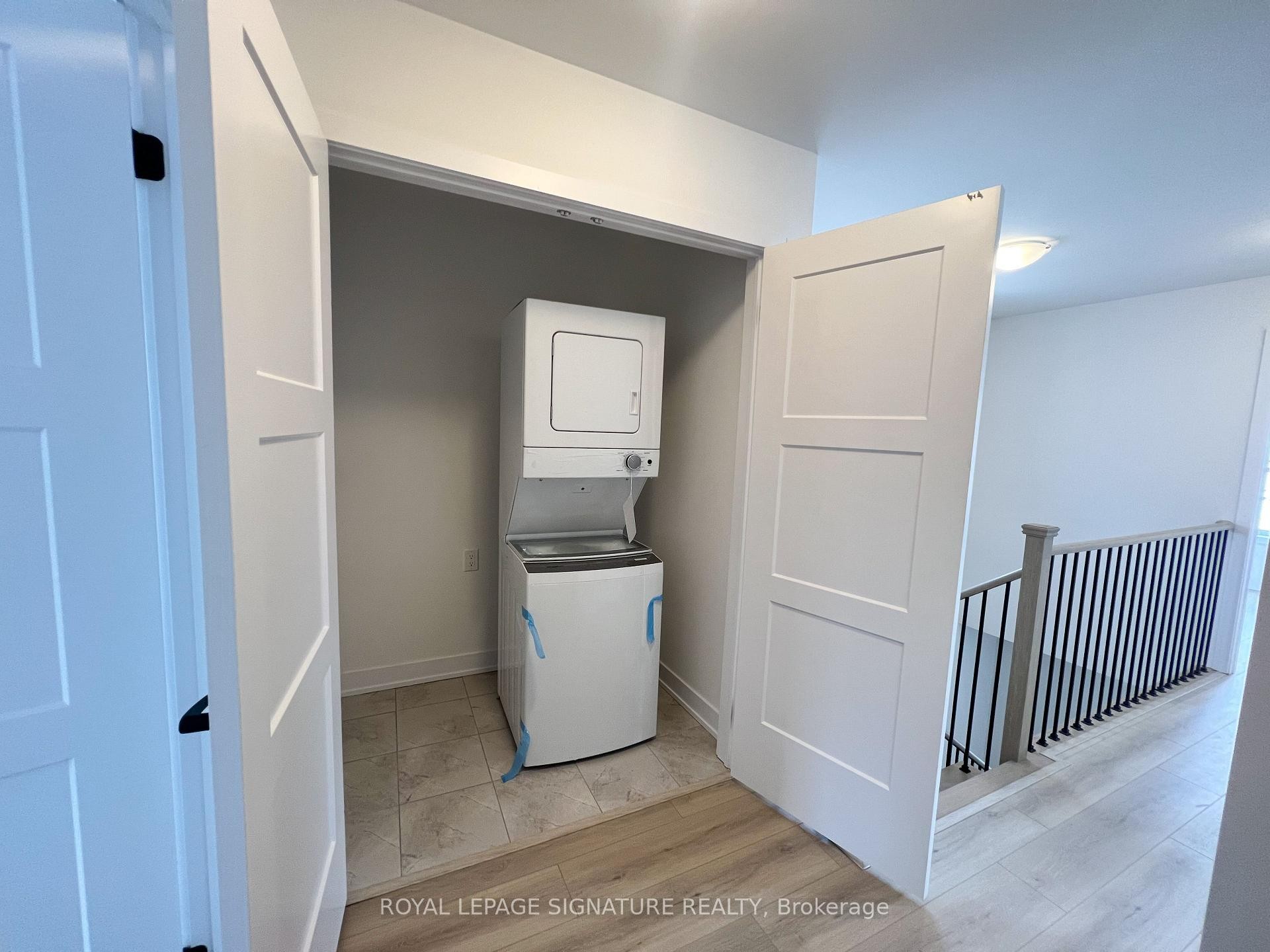 21 Hay Lane, Barrie, ON - Indoor Photo Showing Laundry Room
