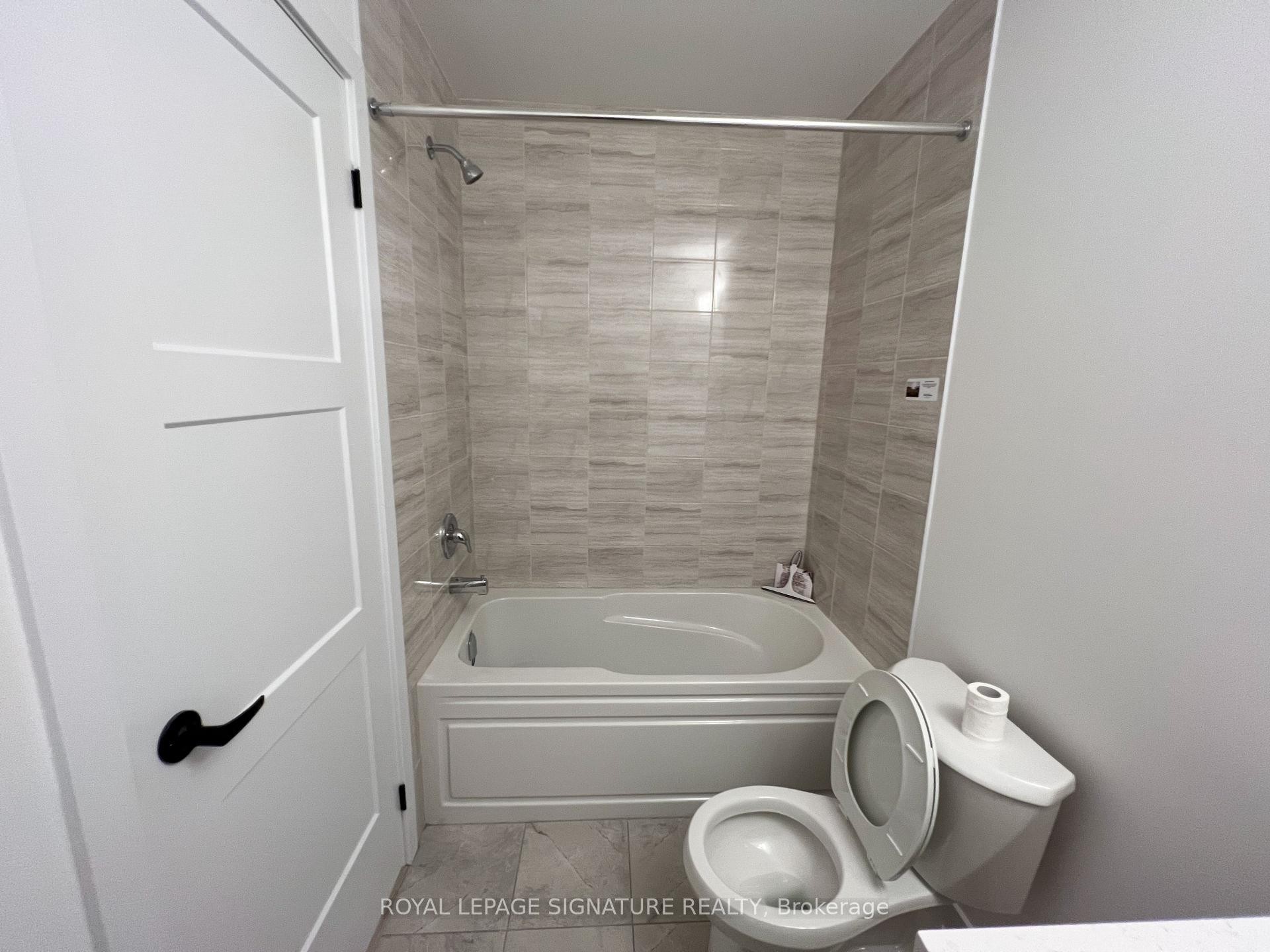 21 Hay Lane, Barrie, ON - Indoor Photo Showing Bathroom
