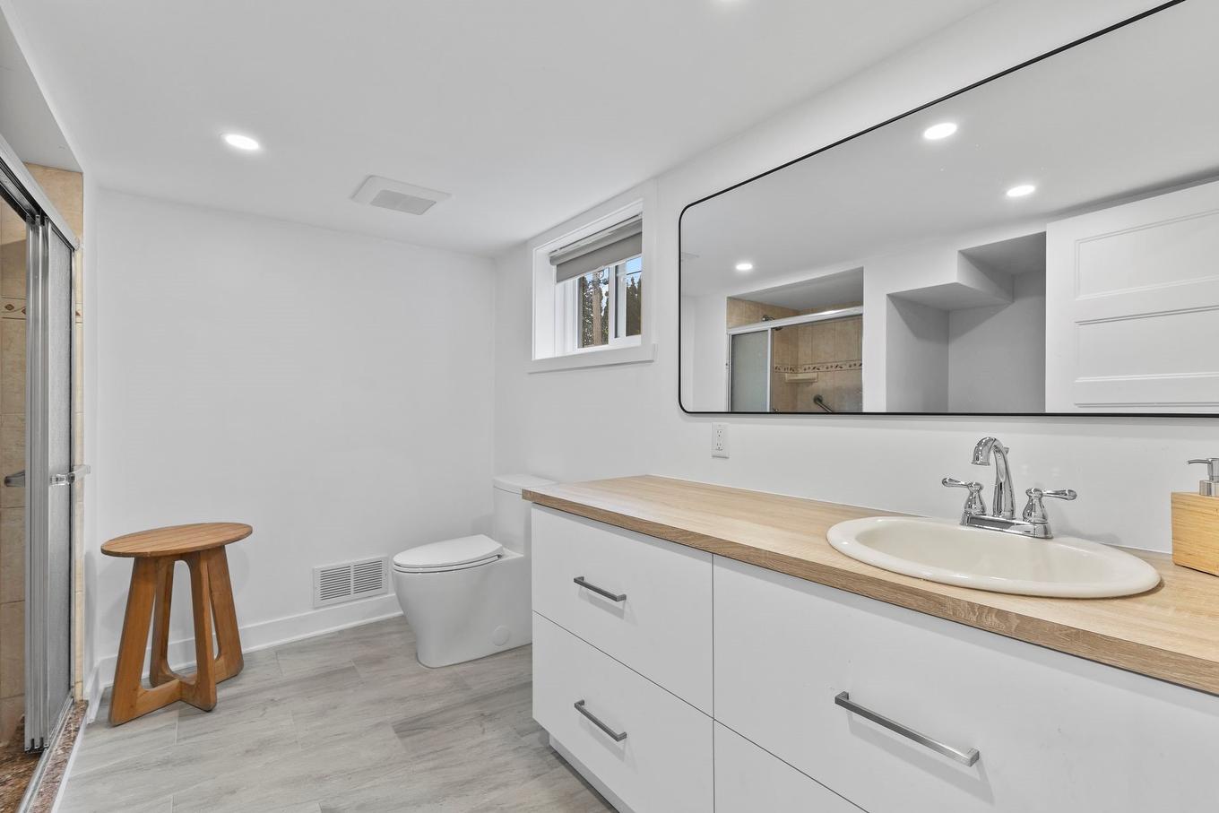 Salle de bains - 24 Rue David, Dollard-Des-Ormeaux, QC - Indoor Photo Showing Bathroom