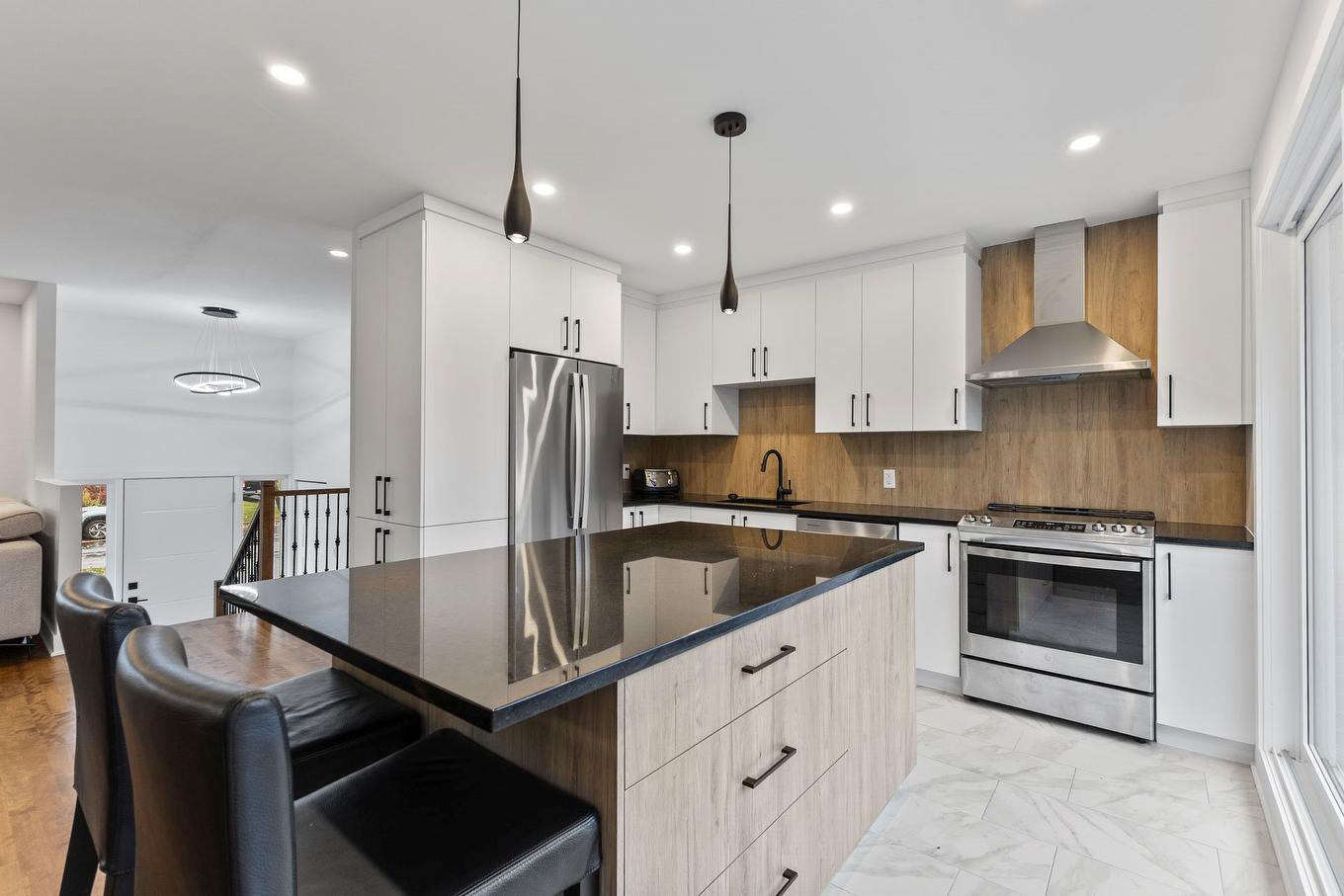 Cuisine - 24 Rue David, Dollard-Des-Ormeaux, QC - Indoor Photo Showing Kitchen With Upgraded Kitchen