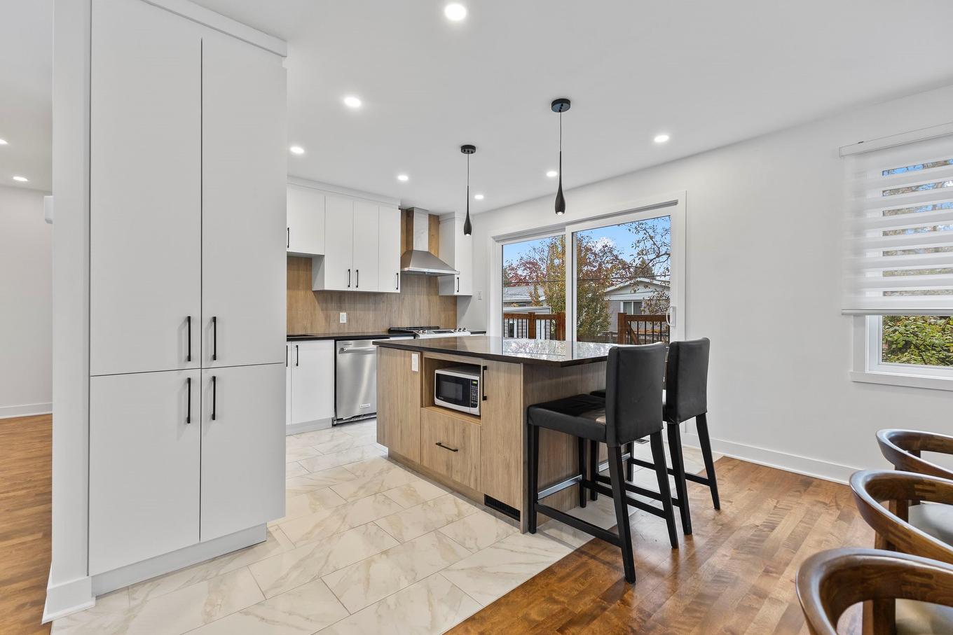 Cuisine - 24 Rue David, Dollard-Des-Ormeaux, QC - Indoor Photo Showing Kitchen With Upgraded Kitchen