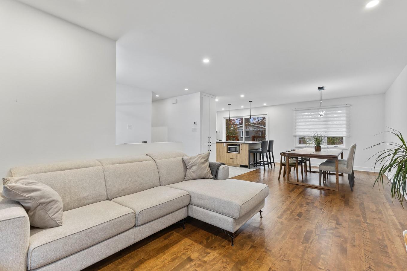 Salon - 24 Rue David, Dollard-Des-Ormeaux, QC - Indoor Photo Showing Living Room