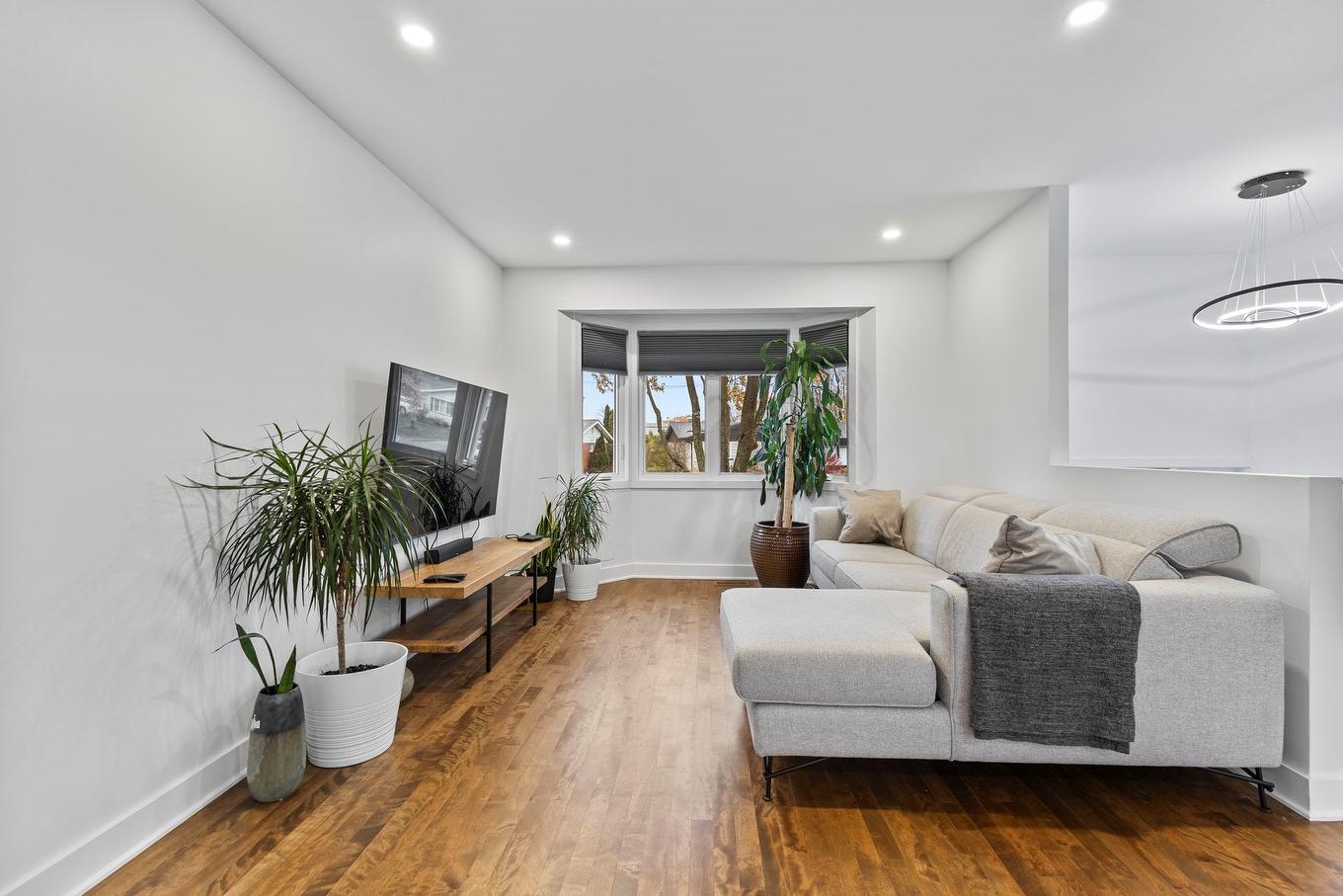 Salon - 24 Rue David, Dollard-Des-Ormeaux, QC - Indoor Photo Showing Living Room