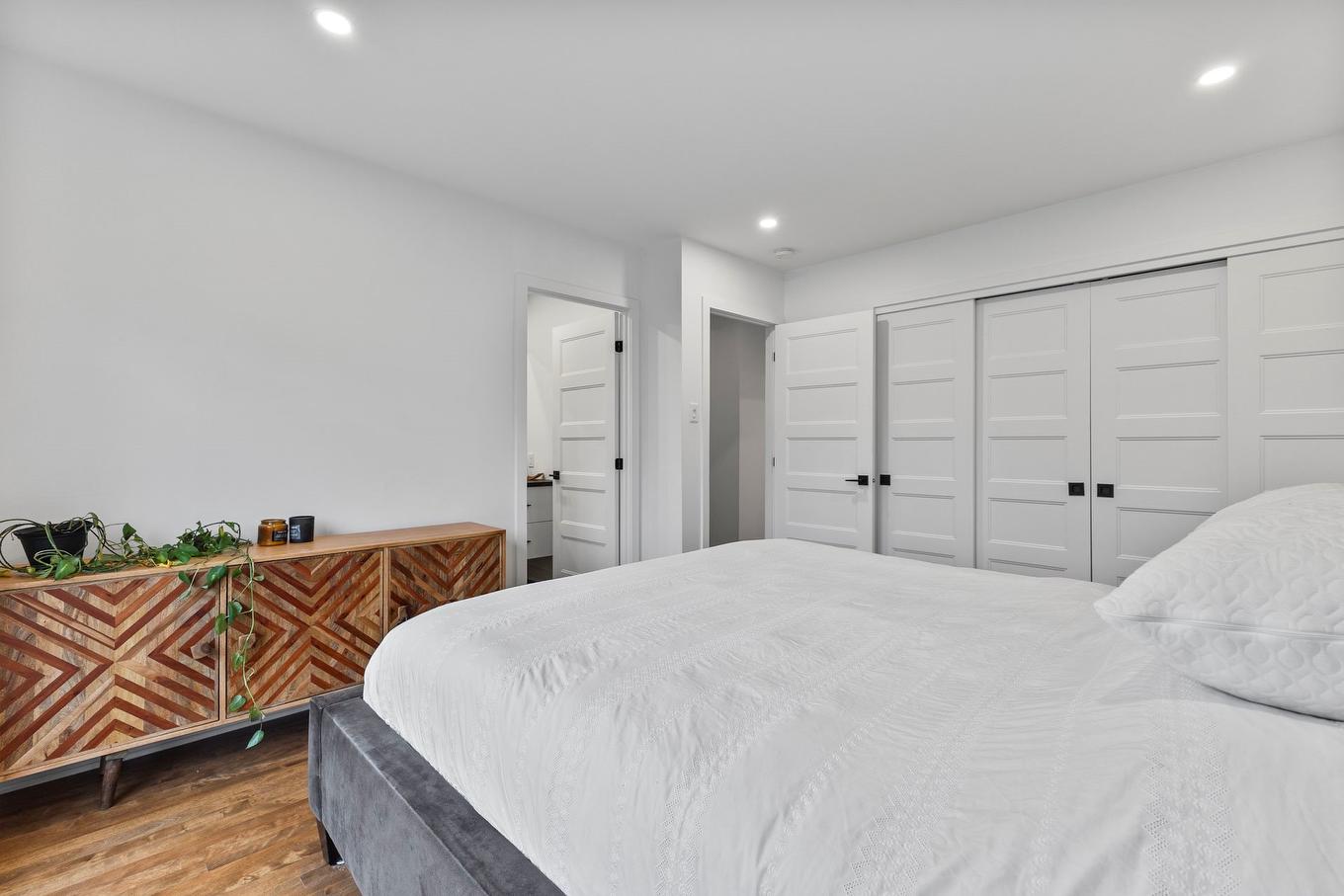 Chambre à coucher principale - 24 Rue David, Dollard-Des-Ormeaux, QC - Indoor Photo Showing Bedroom