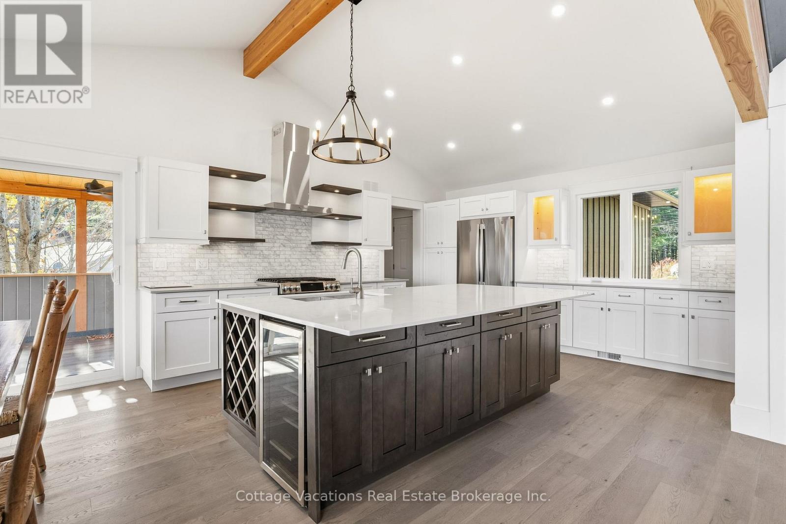 1111 Lakeshore Drive, Gravenhurst (Muskoka (S)), ON - Indoor Photo Showing Kitchen With Upgraded Kitchen