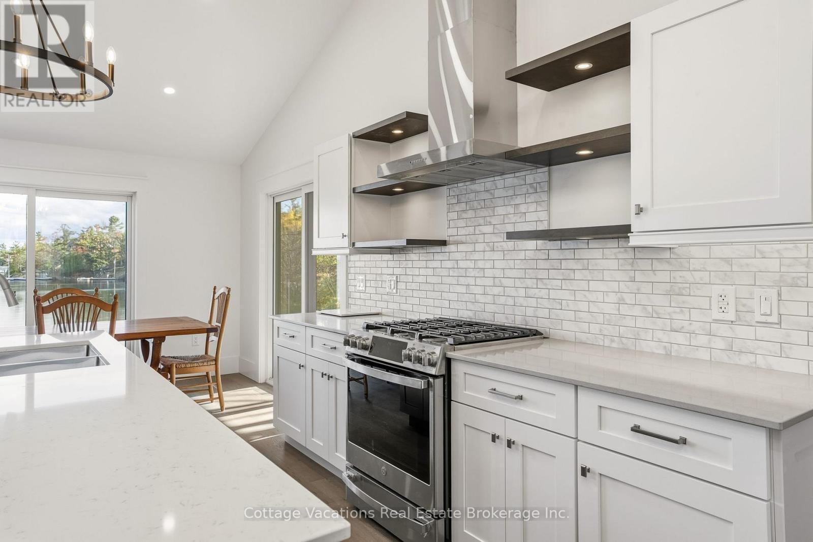 1111 Lakeshore Drive, Gravenhurst (Muskoka (S)), ON - Indoor Photo Showing Kitchen With Upgraded Kitchen