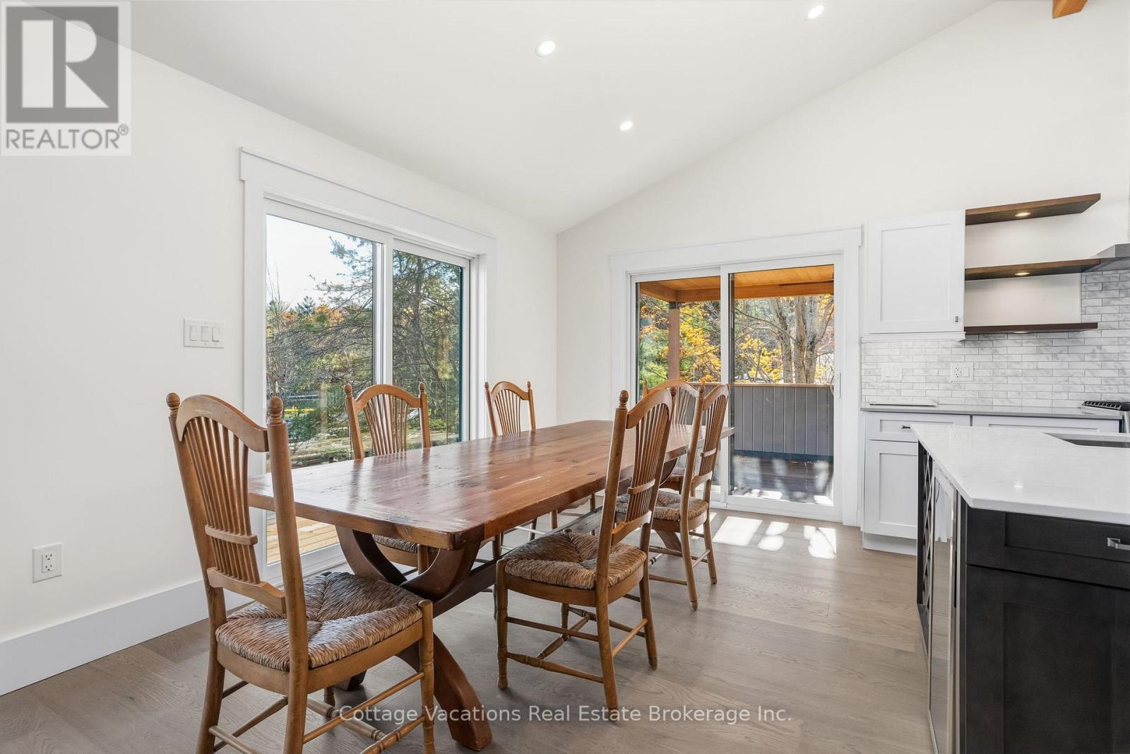 1111 Lakeshore Drive, Gravenhurst (Muskoka (S)), ON - Indoor Photo Showing Dining Room
