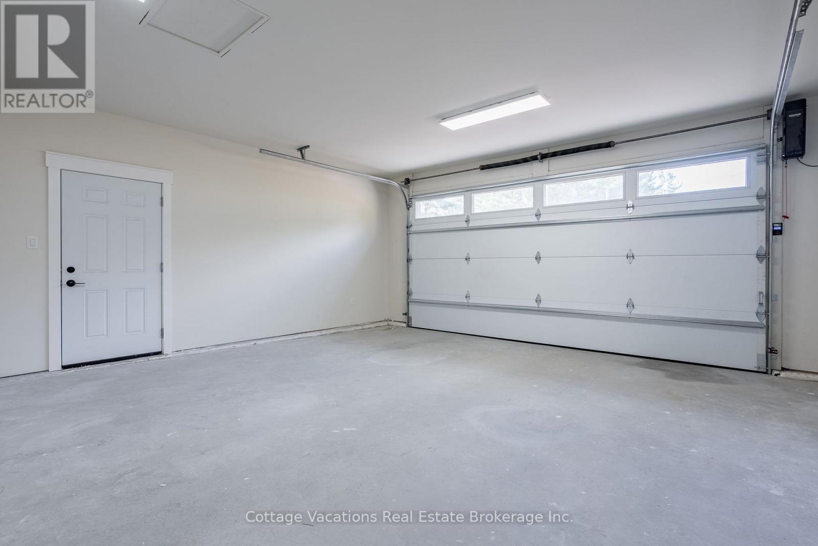 1111 Lakeshore Drive, Gravenhurst (Muskoka (S)), ON - Indoor Photo Showing Garage