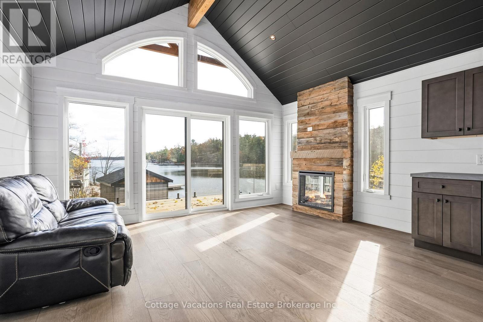 1111 Lakeshore Drive, Gravenhurst (Muskoka (S)), ON - Indoor Photo Showing Living Room With Fireplace