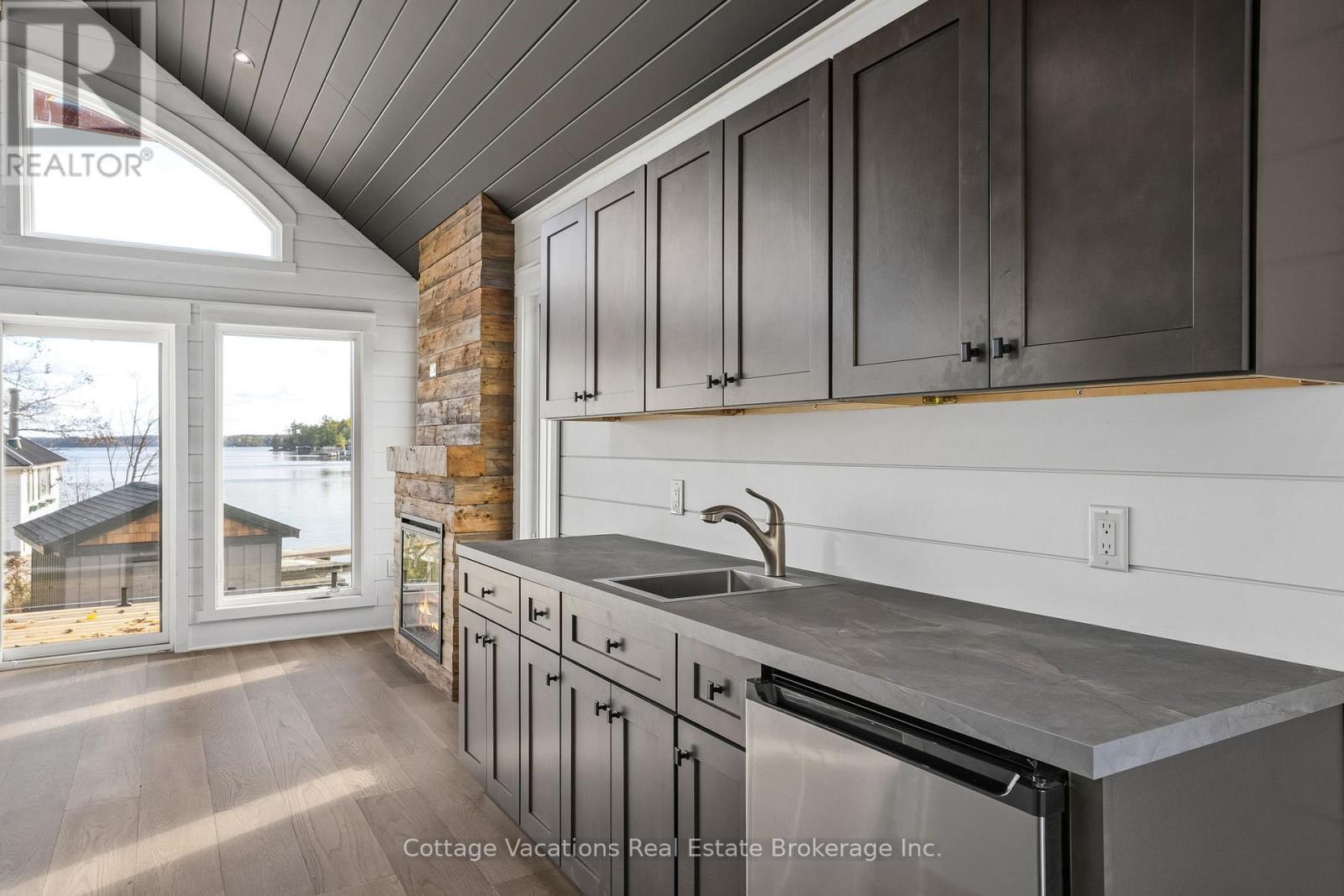 1111 Lakeshore Drive, Gravenhurst (Muskoka (S)), ON - Indoor Photo Showing Kitchen